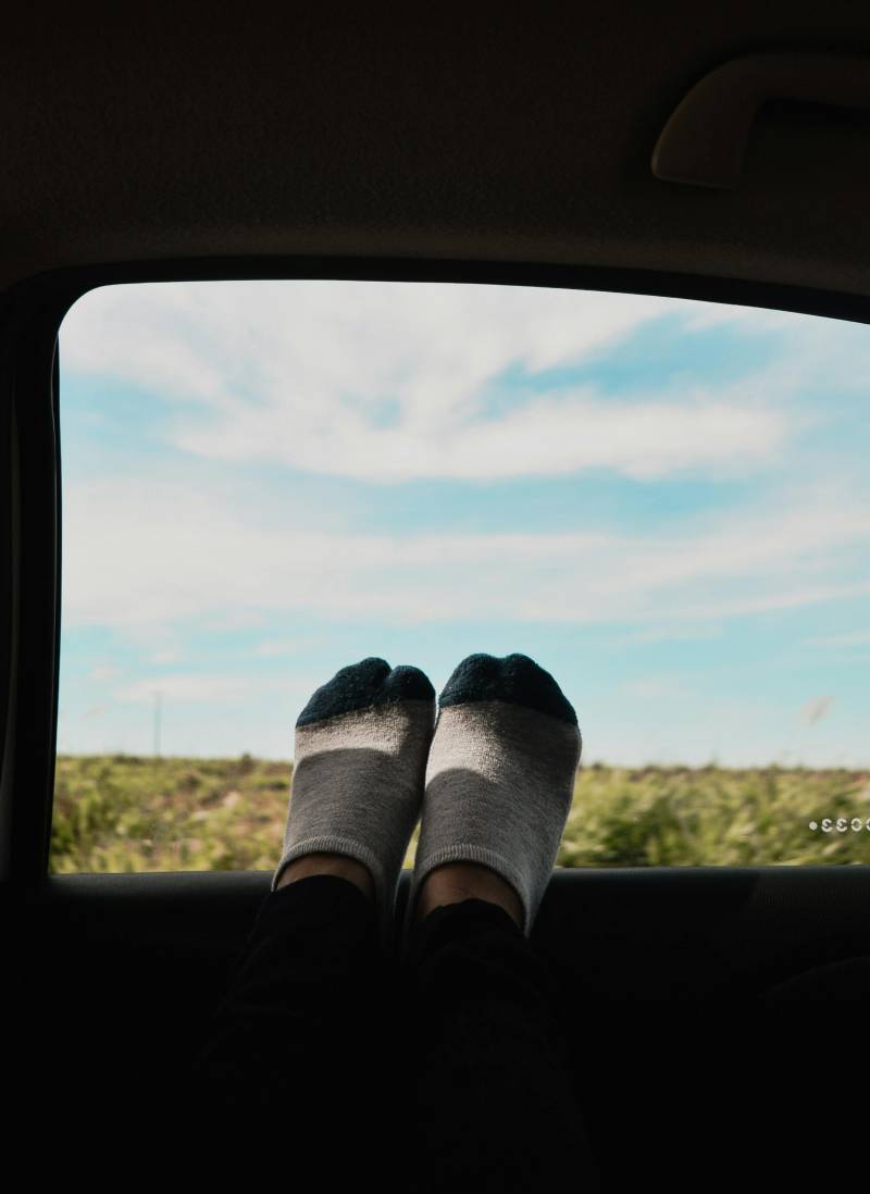 È possibile guidare un'auto in ciabatte o a piedi nudi? Cosa dice il Codice della strada