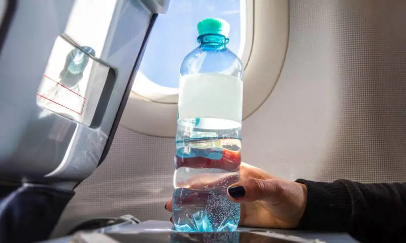 Disidratazione in aereo, le cose giuste da fare