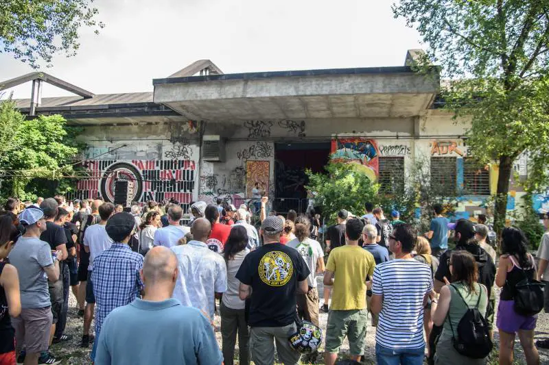 "È un attacco a una risorsa di Milano". Anche la Cgil allo sgombero (rinviato) del Leoncavallo