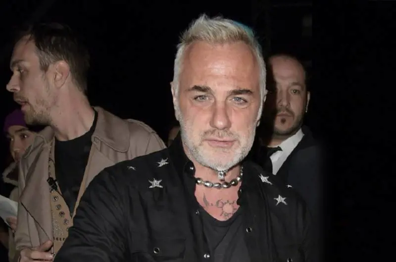 Problemi tecnici e poco pubblico, Gianluca Vacchi abbandona il dj-set a Latina. Cos'è successo