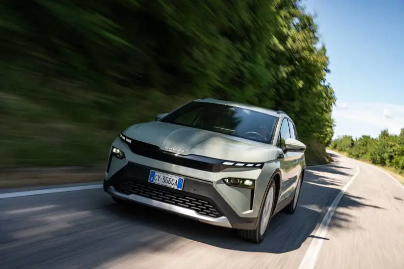 Škoda Elroq, primo contatto col C-SUV elettrico che offre spazio e agilità