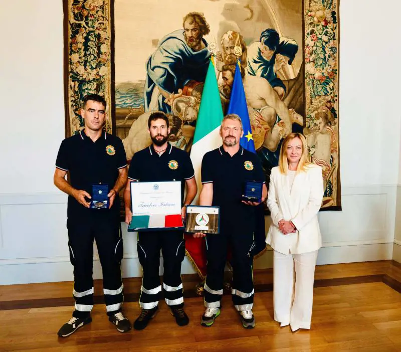 "Siete l'Italia più bella". L'omaggio di Meloni ai volontari che hanno trovato il piccolo Allen