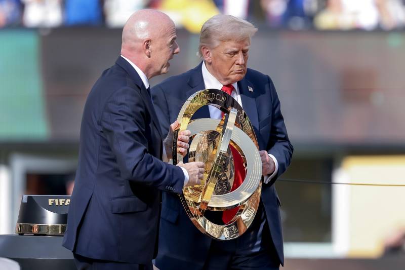 Il calcio secondo Infantino: coppa fake al Chelsea, l'originale a Trump