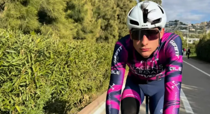 Perde il caschetto e finisce contro un cancello, grave ciclista 20enne al Giro della Valle d'Aosta