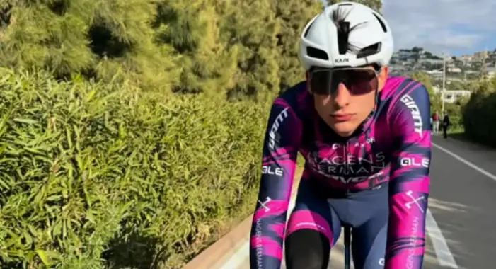 Perde il caschetto e finisce contro un cancello, grave ciclista 20enne al Giro della Valle d'Aosta