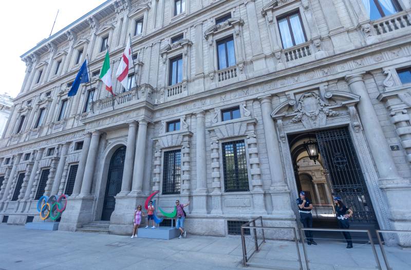 Le opposizioni: "Il Pd si assuma le sue responsabilità". La Russa: "Giunta inadeguata"