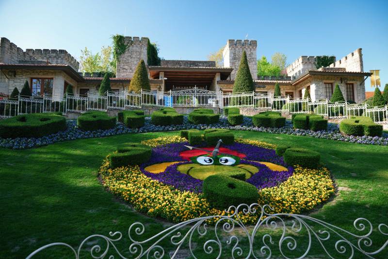 Gardaland celebra 50 anni con una notte di musica e magia