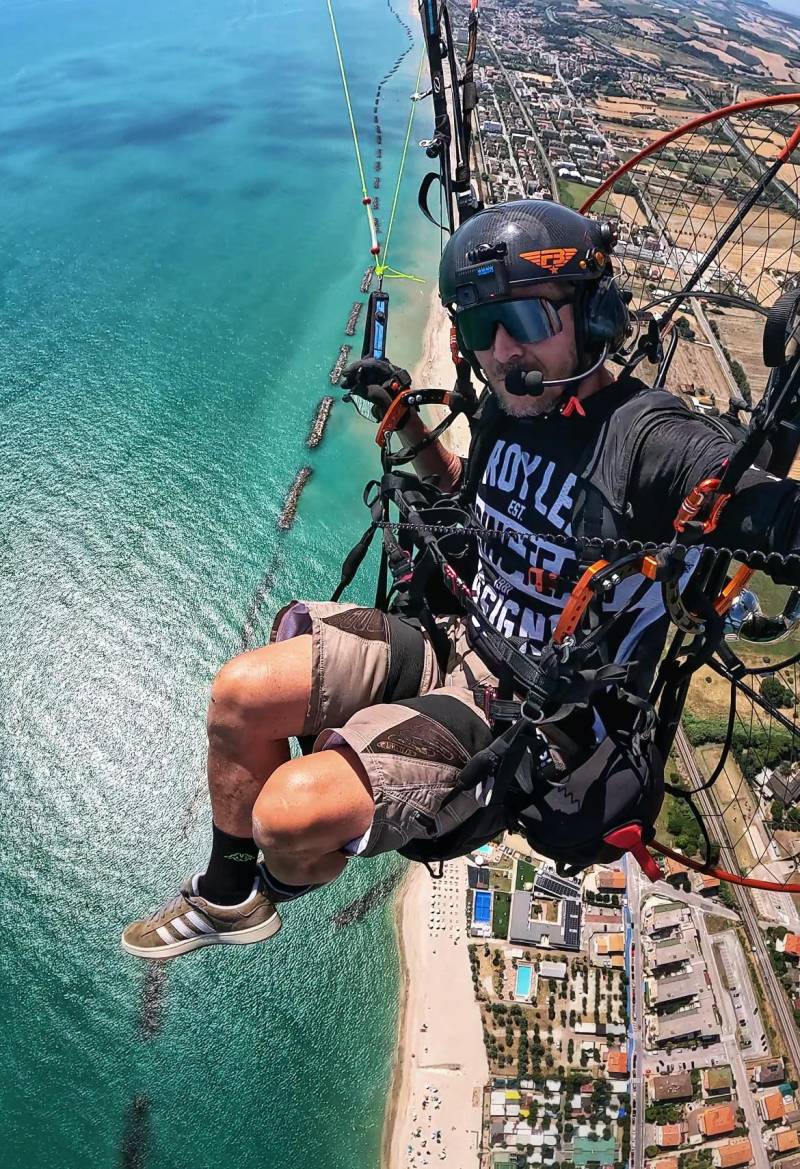 Tragedia nel mondo del parapendio, morto il base jumper Baumgartner: il malore, poi la caduta