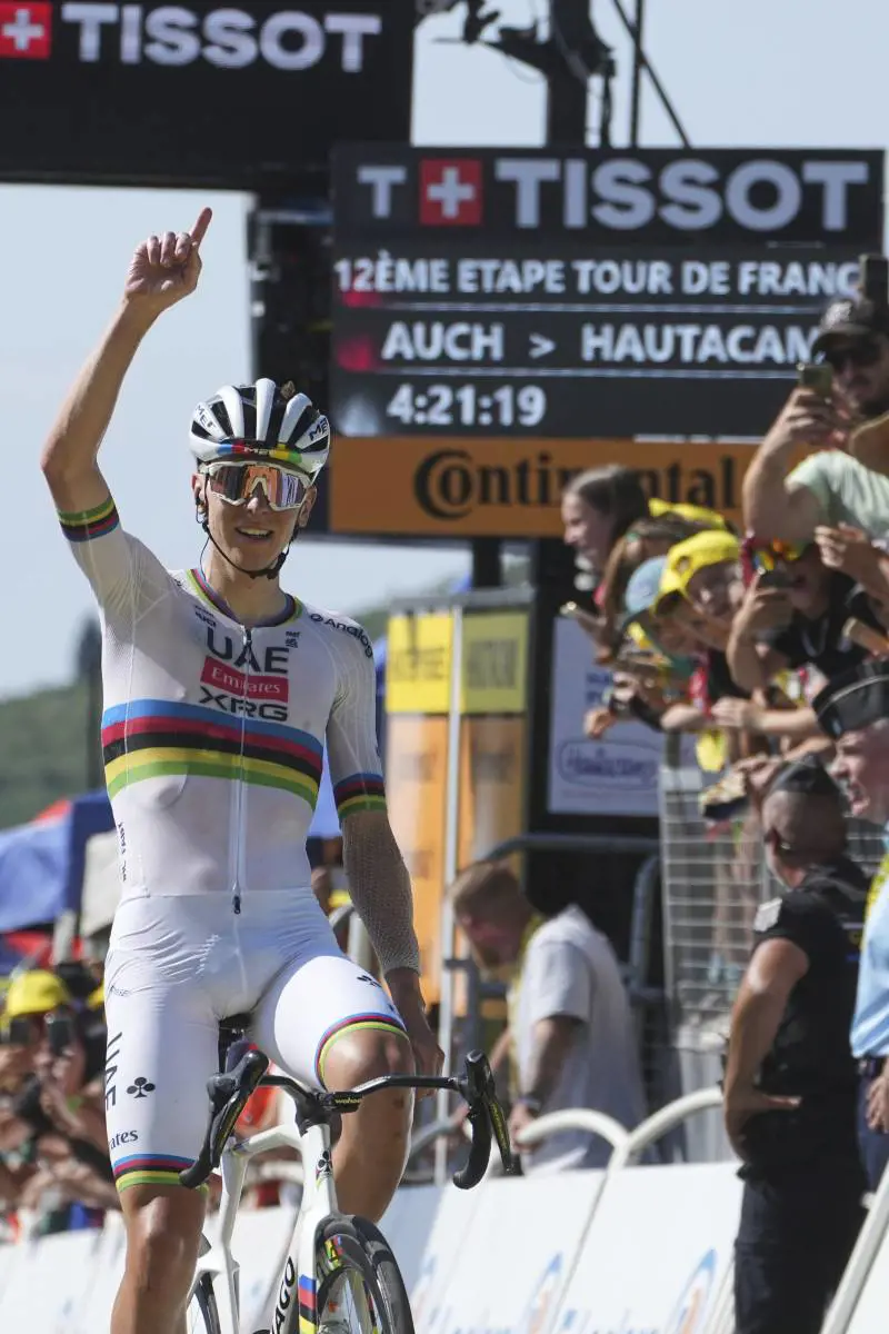 L'emozione di quel dito alzato verso il cielo. Pogacar dedica la vittoria a Samuele