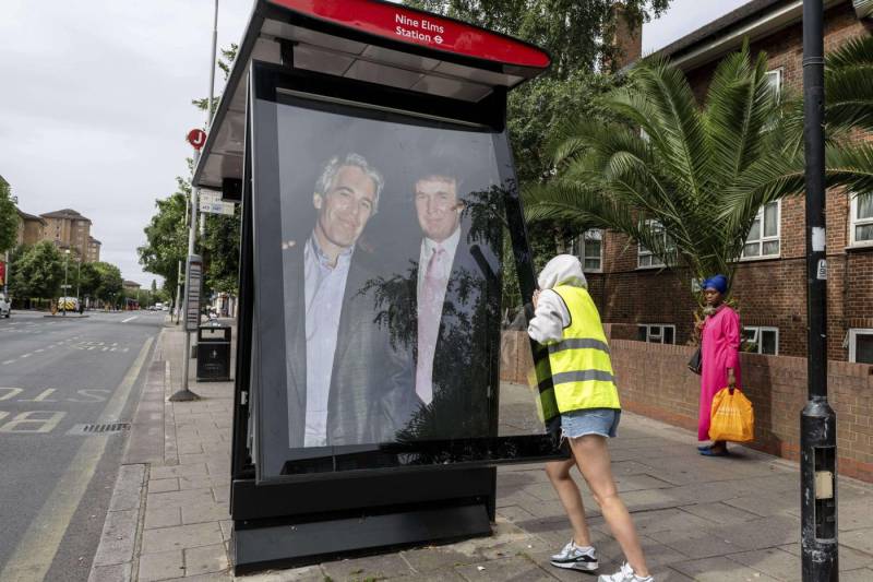 "La lettera oscena di Trump a Epstein". Donald fa causa: "Pubblicate tutto"