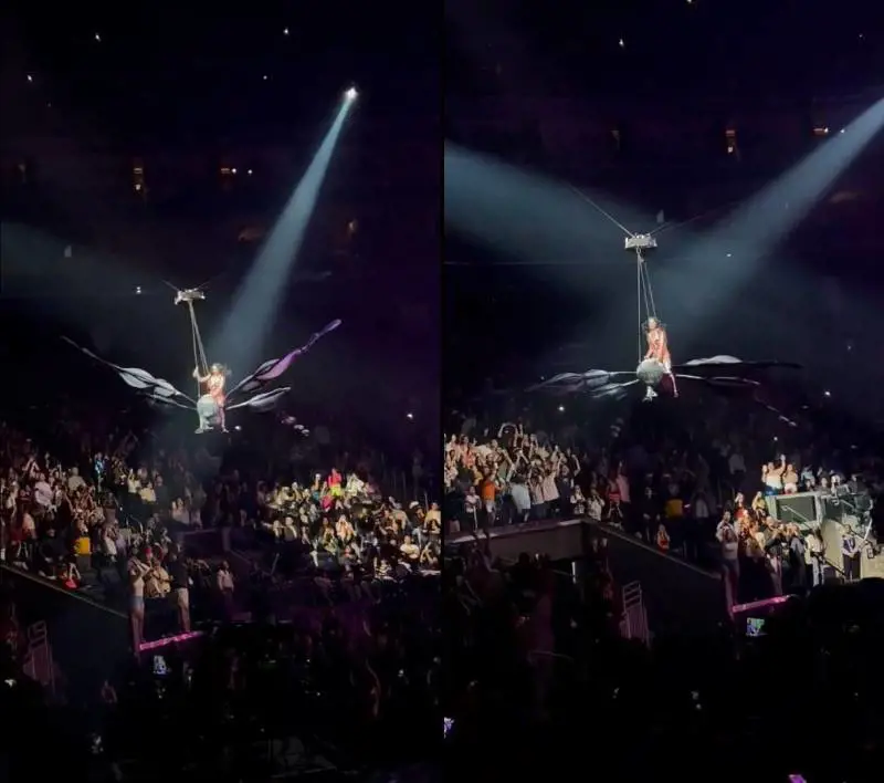 Paura per Katy Perry durante un concerto: la farfalla gigante si sgancia e la cantante rischia di precipitare