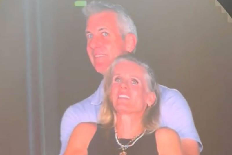 Andy Byron e Kristin Cabot inquadrati al concerto dei Coldplay