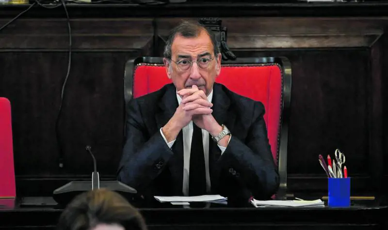 Sala si chiude nel silenzio e pensa alle dimissioni