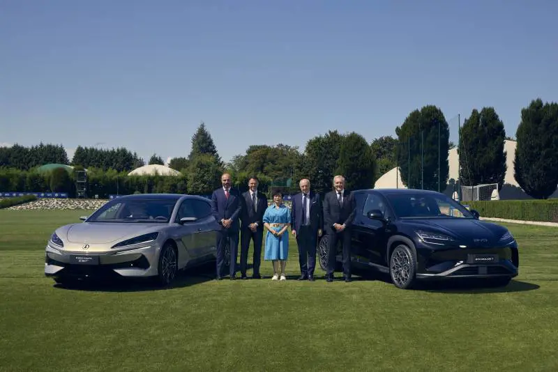 da sinistra: Alessandro Grosso, Country Manager BYD Italia; Giorgio Ricci, Chief Revenue Officer di FC Internazionale Milano; Stella Li, Executive Vice President di BYD; Giuseppe Marotta, FC Internazionale Milano President & CEO; Alfredo Altavilla, BYD Sp