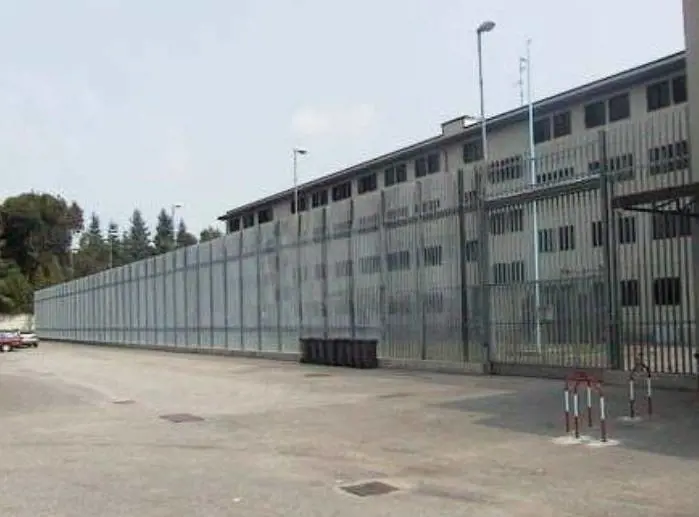 Fiamme nel carcere di Busto Arsizio. Sei agenti aggrediti da due detenuti