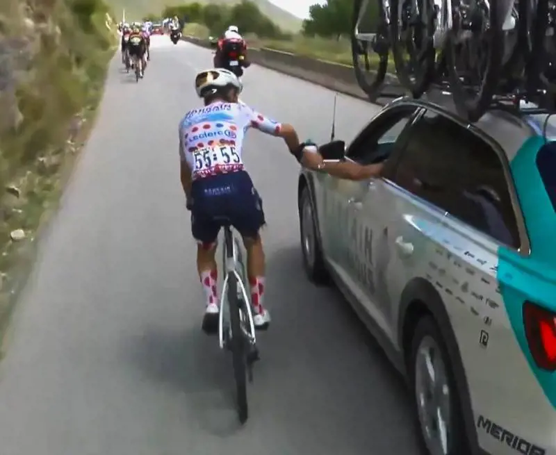 Tour de France, bufera su Martinez. Cos'è il trucco della "borraccia collosa" sanzionato