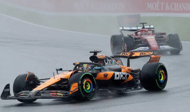 F1, dopo la pioggia, nuova doppietta McLaren a Spa. Leclerc 3°, gran rimonta di Hamilton