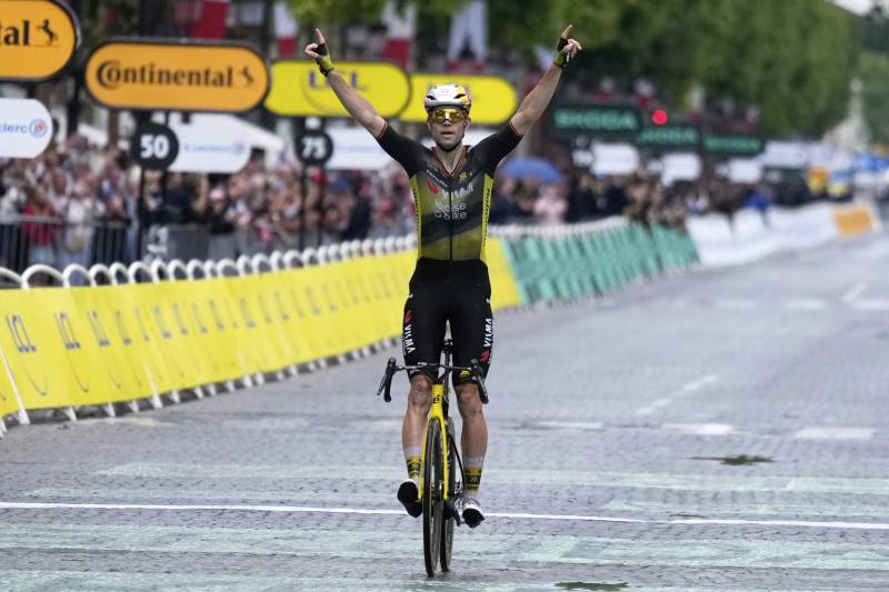 Tour de France, beffa finale per Pogacar: Van Aert lo stacca in salita e vince la tappa di Parigi