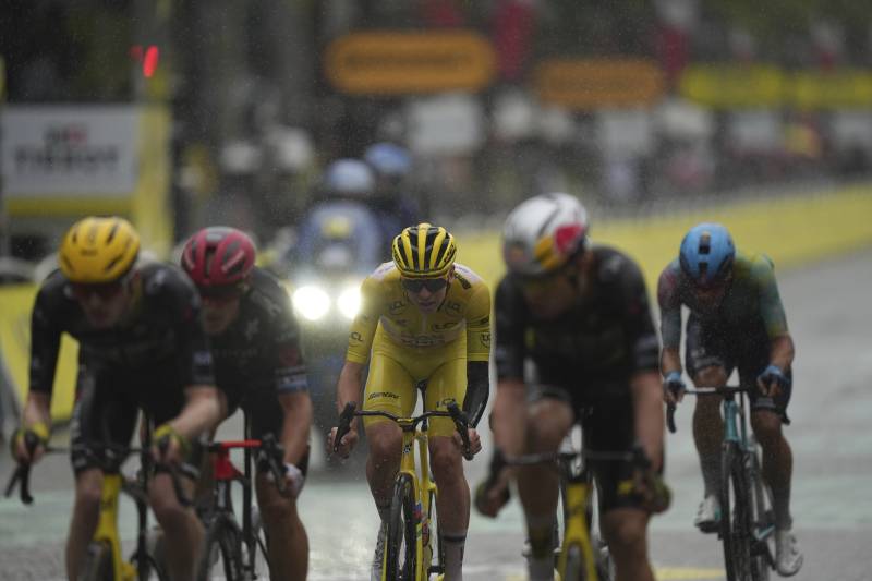 Tour 2025 tappa 21 Pogacar fuga