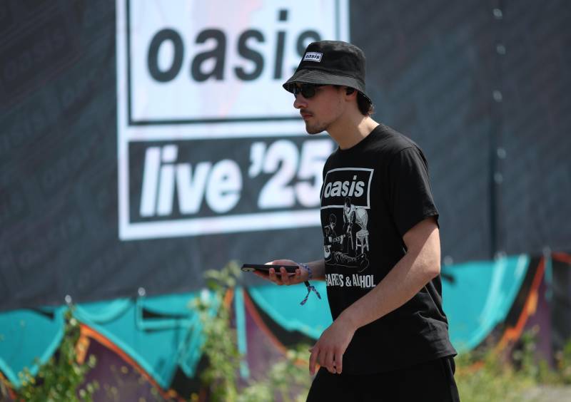 Oasis Live 2025 fan