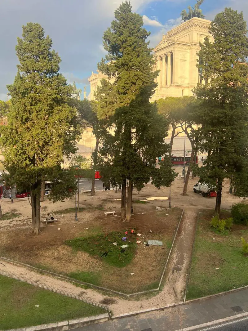 Degrado e sporcizia ai piedi del Campidoglio: "l'accampamento" con vista sull'Altare della Patria