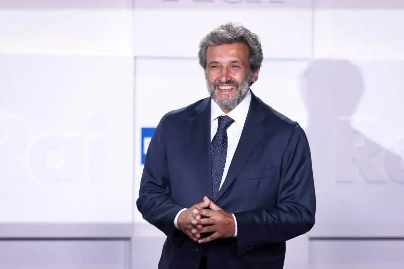  Flavio Insinna, la compagna conosciuta ad Affari Tuoi, Don Matteo e il ritorno in Rai con Carlo Conti: ecco dove lo vedremo