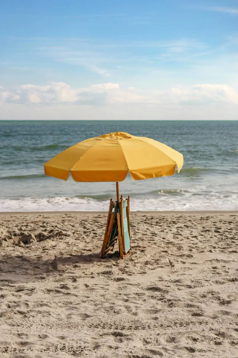 Lasci l'ombrellone per tenere occupato il tuo posto in spiaggia? Ecco cosa rischi