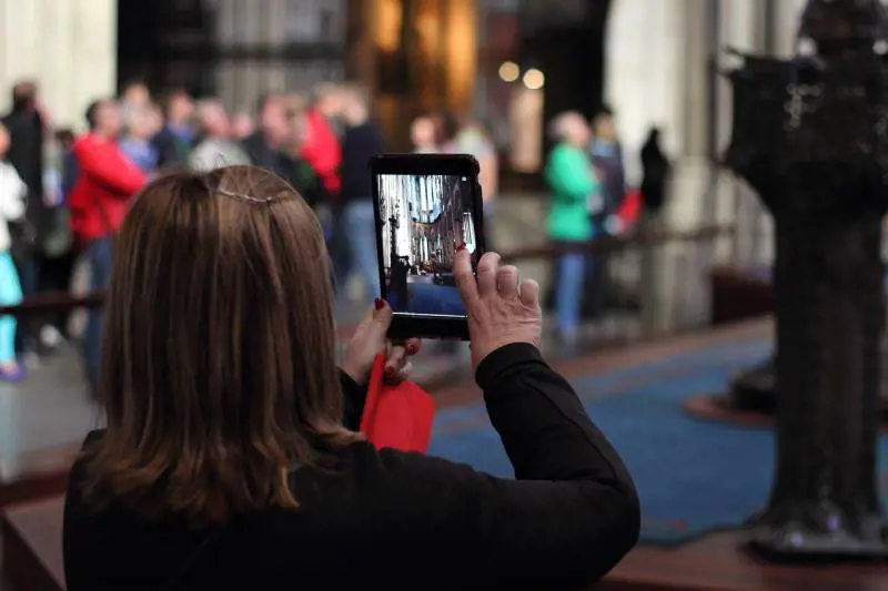 Estate 2025: ecco dove scattare un selfie è vietato (e quali sono gli altri provvedimenti)