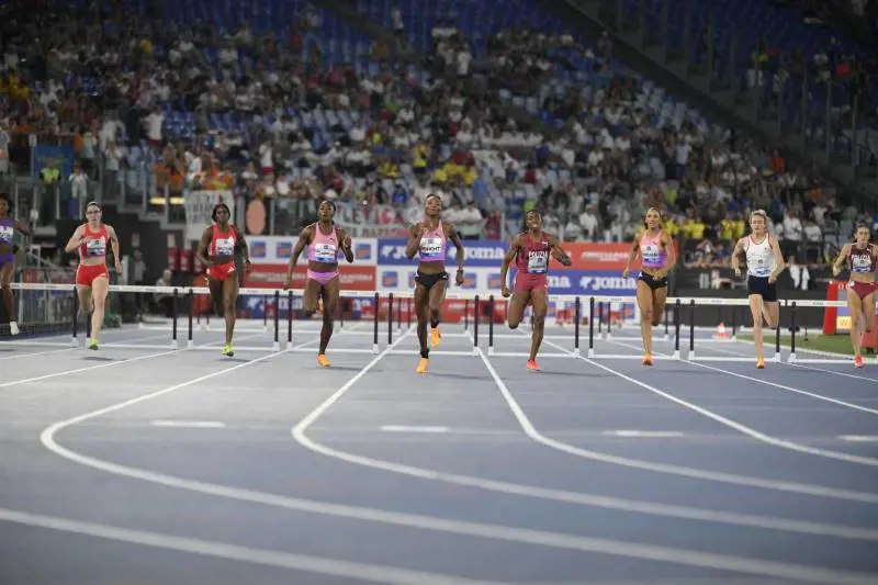 Atletica, test genetico obbligatorio per le gare femminili: ecco come cambia la regola