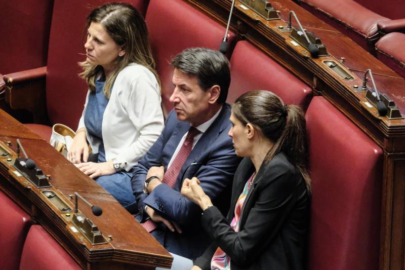 I grillini protestano ma il "bellicista" Conte firmò due volte l'aumento di spese militari