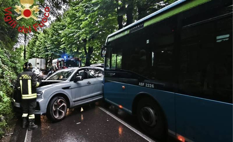 Perde il controllo del Suv e si schianta contro un bus. Paura per il calciatore Maxence Caqueret