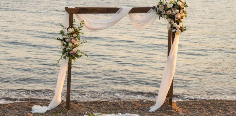 Celebrare l'anniversario di matrimonio sulla spiaggia