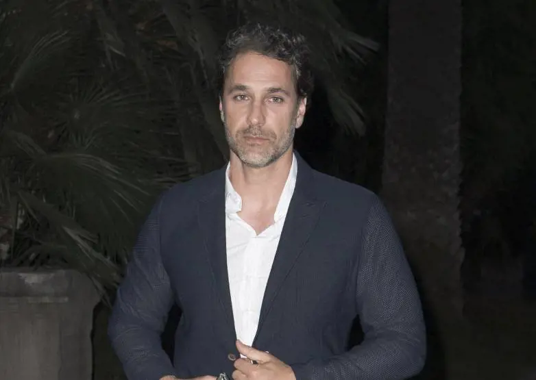Raoul Bova rompe il silenzio: "La mia vita privata sbattuta sui social, ma vado avanti a testa alta"
