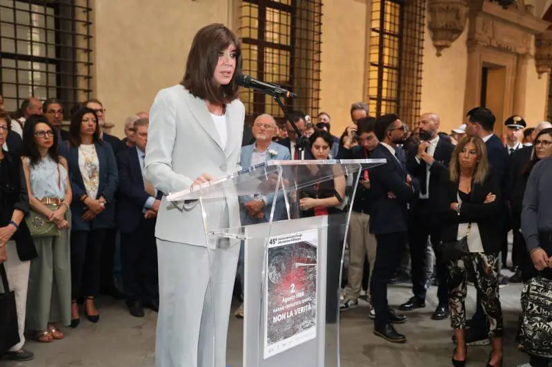 L'anniversario tra urla e fischi. Contestati Bernini e La Russa