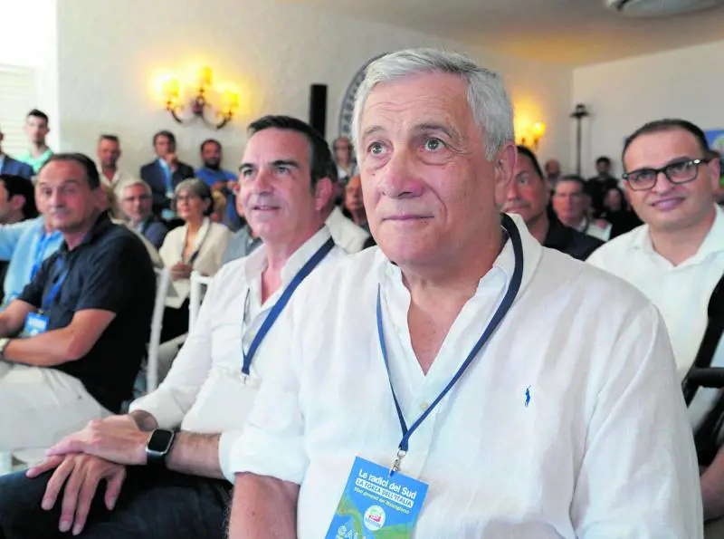 "Tassiamo le banche". La proposta di Salvini stoppata da Tajani: "Non sono nemiche"