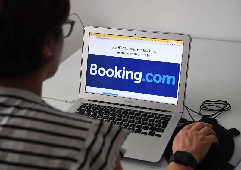 Parte la crociata contro Booking. Già 10mila gli hotel "Prezzi imposti"