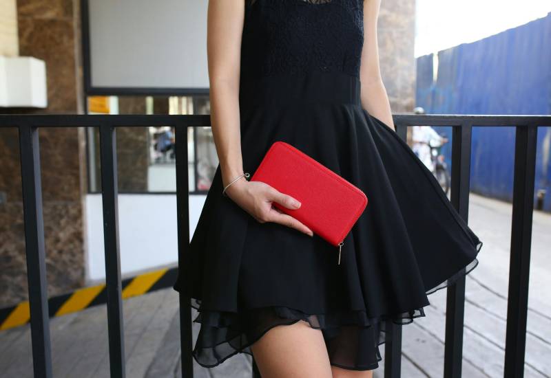 Moda, indossare con stile il nero d'estate: 4 outfit perfetti