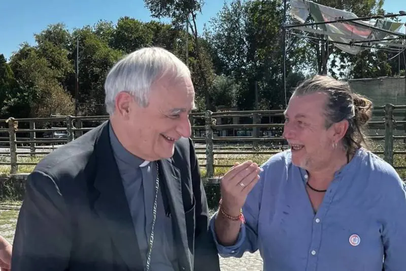 Il "campo largo" delle tonache rosse: dai legami con i dem alla lotta ai confini