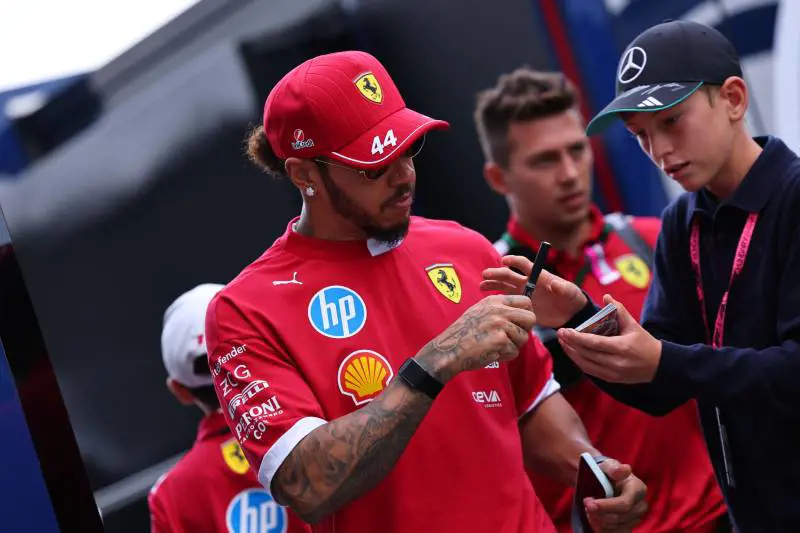 La Rossa fa perdere la testa a Lewis e Charles