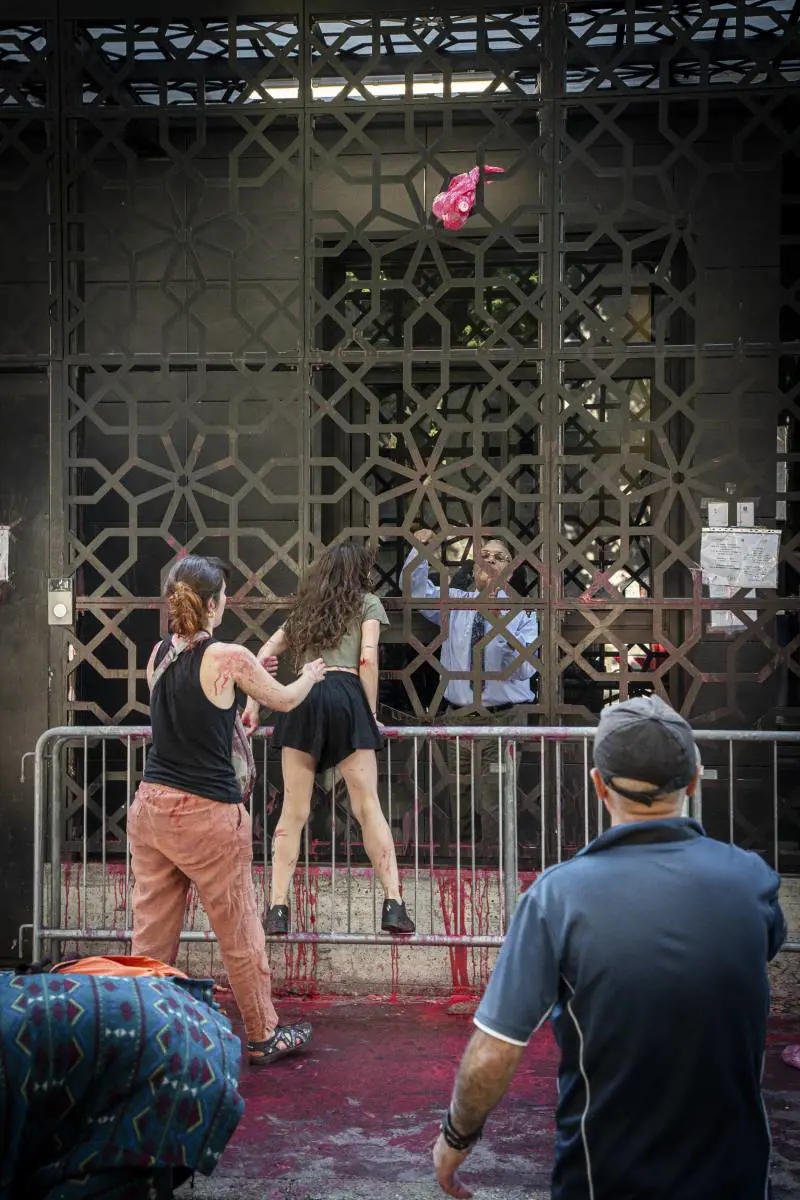 Svastiche sul portone di una famiglia ebrea e blitz al consolato egiziano: cosa succede a Milano