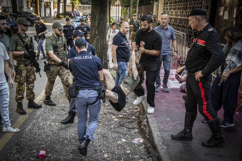 Blitz pro Pal al consolato egiziano di Milano