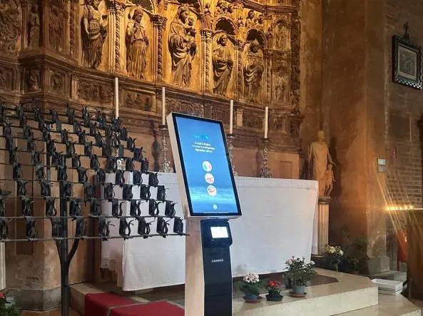 Il "totem" in chiesa per fare l'elemosina con la carta di credito