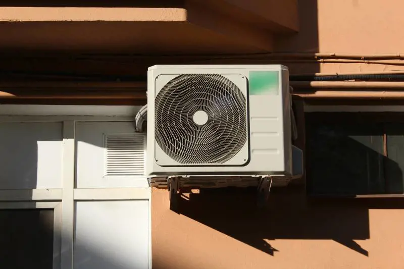 Climatizzatore in condominio: regole e limiti 