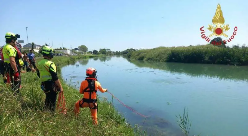 Jesolo, auto finisce nel fiume. Bimbo di 5 anni intrappolato sott’acqua, è gravissimo