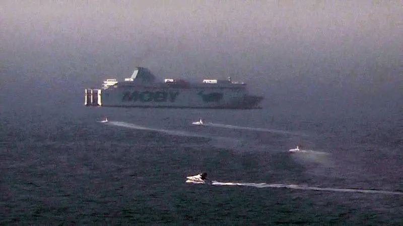 Incendio su un traghetto al largo di Capri con 155 persone a bordo: nave trainata verso Napoli