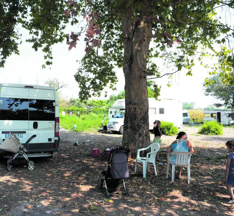 Sui campi nomadi è scontro aperto. Salvini sulla ruspa: "Raderli al suolo"