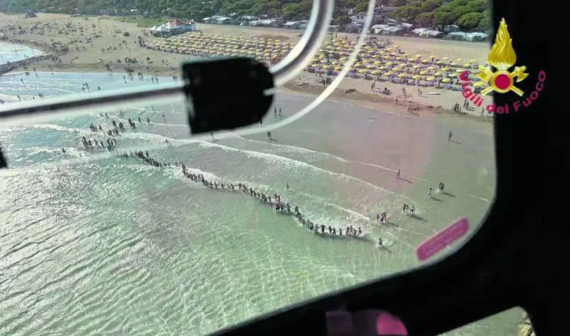 Trovato il corpo del bimbo disperso in mare. Non è servita la catena umana per salvarlo