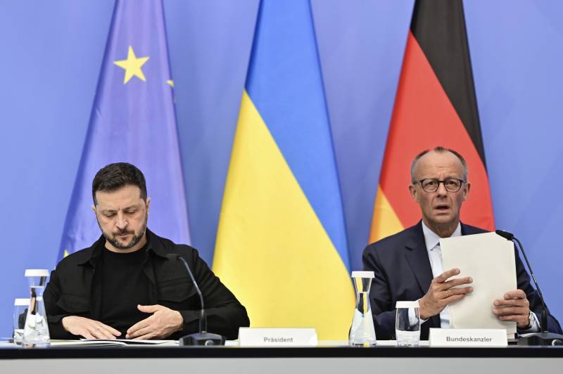 A sinistra il presidente ucraino Volodymyr Zelenskyy e il cancelliere tedesco Friedrich Merz