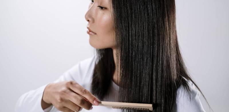 Donna che pettina capelli lisci