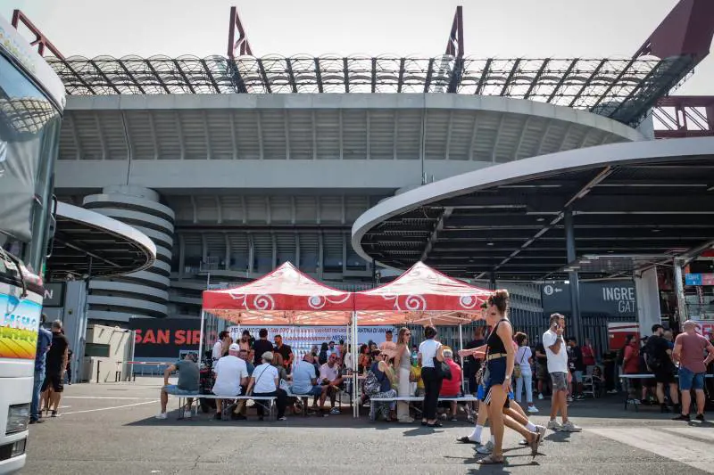 Gli ambulanti occupano il piazzale di San Siro: "Difendiamo il lavoro"